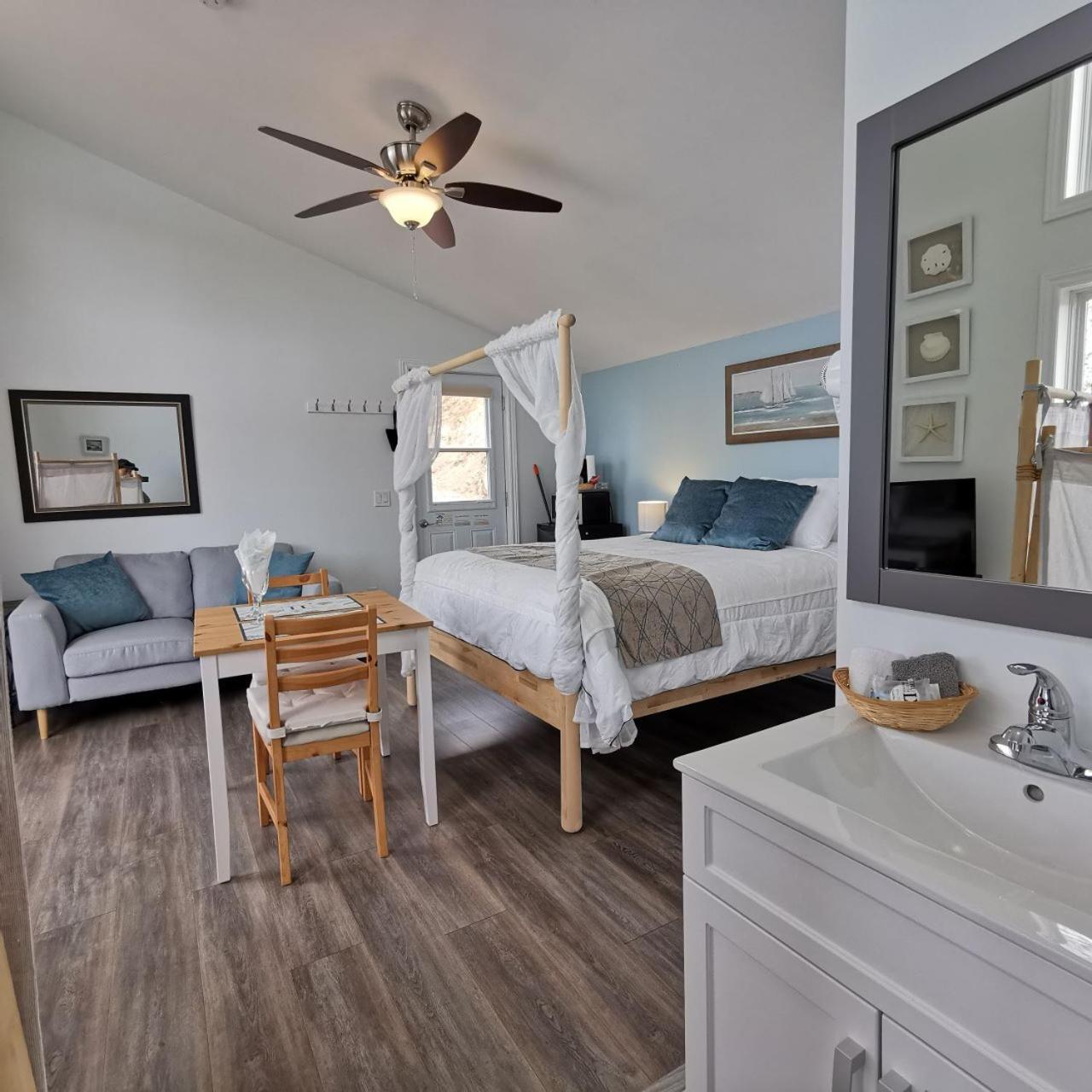 אינגוניש Knotty Pine Ocean Front Suite - Adults Only חדר תמונה